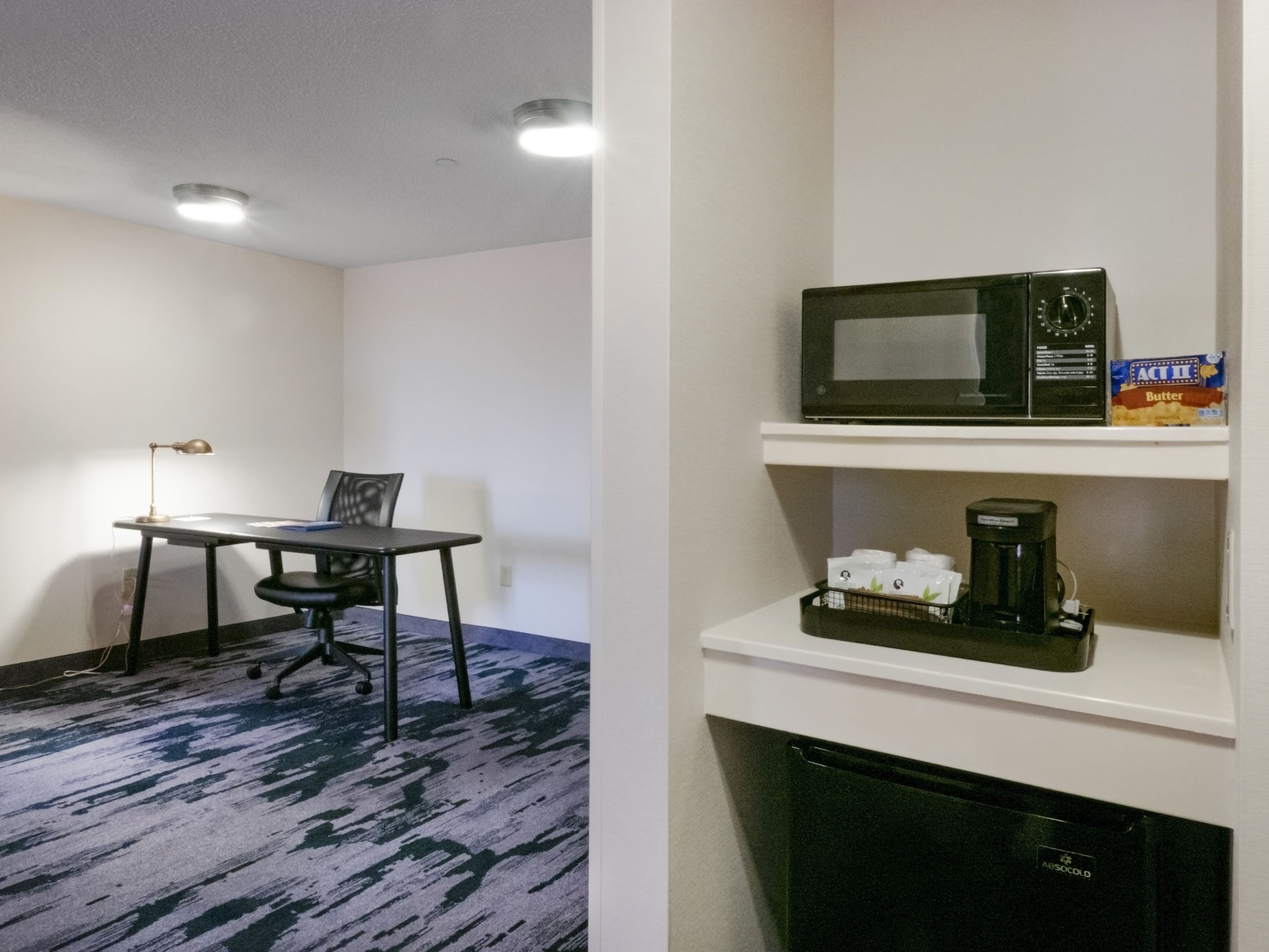 suite, 1 bedroom | living area | tv