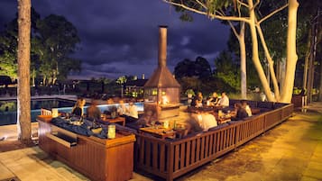 Bar junto a la piscina