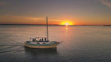 Una embarcación sobre aguas tranquilas al atardecer.