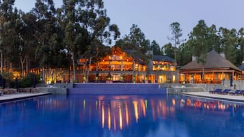 Una piscina techada, una piscina al aire libre de temporada, sombrillas