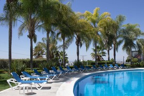 Piscine extérieure, chaises longues