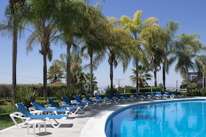 Piscine extérieure, chaises longues