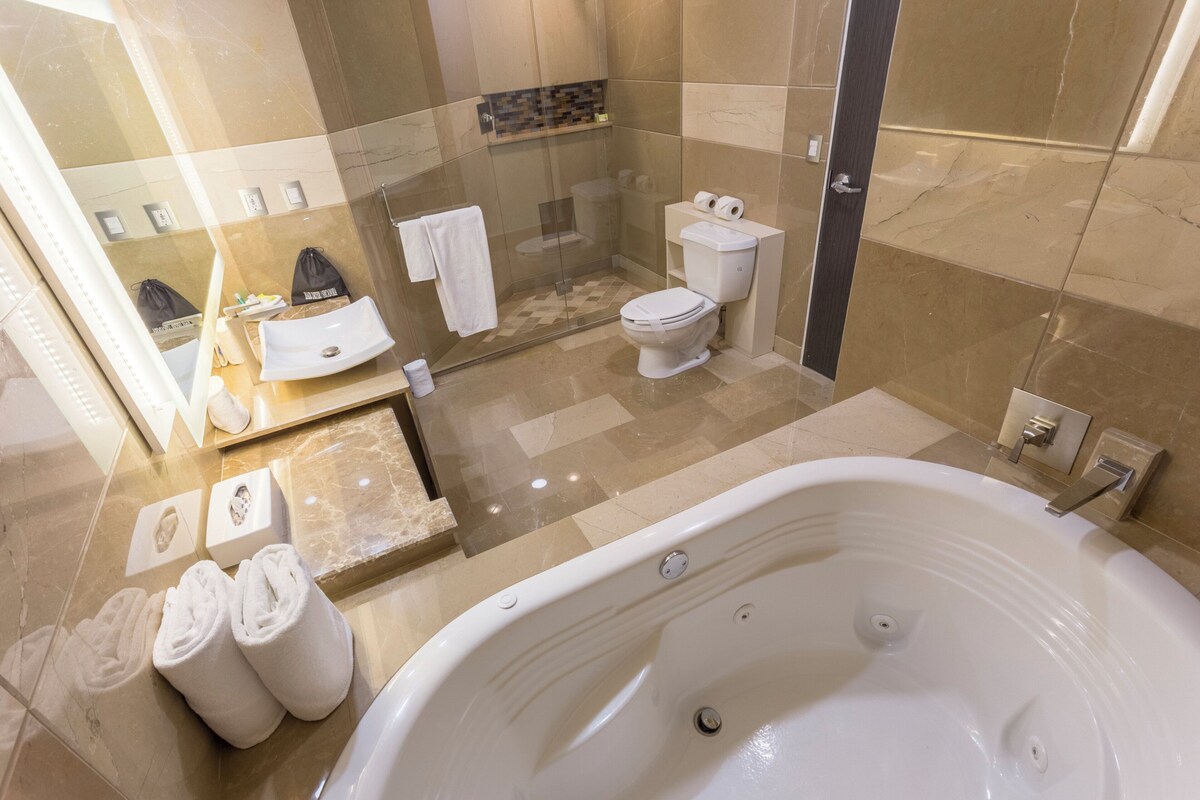 Suite, 1 King Bed | Premium bedding, in-room safe, desk, iron/ironing board