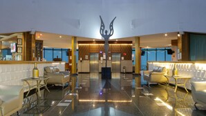 A spacious lobby with a central sculpture, leather seating, and a modern design. - Holiday Inn Queretaro Zona Diamante by IHG (Querétaro)