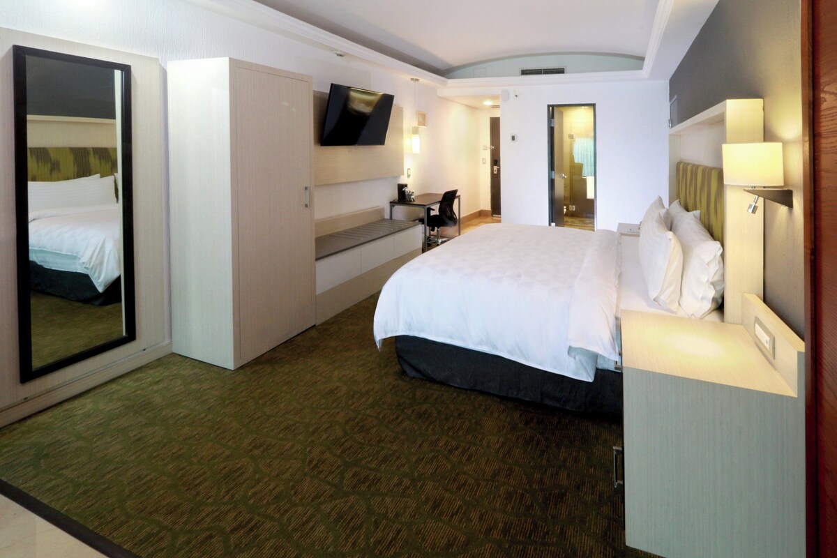 Premium bedding, in-room safe, desk, iron/ironing board