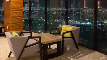 Bar (trong khuôn viên)