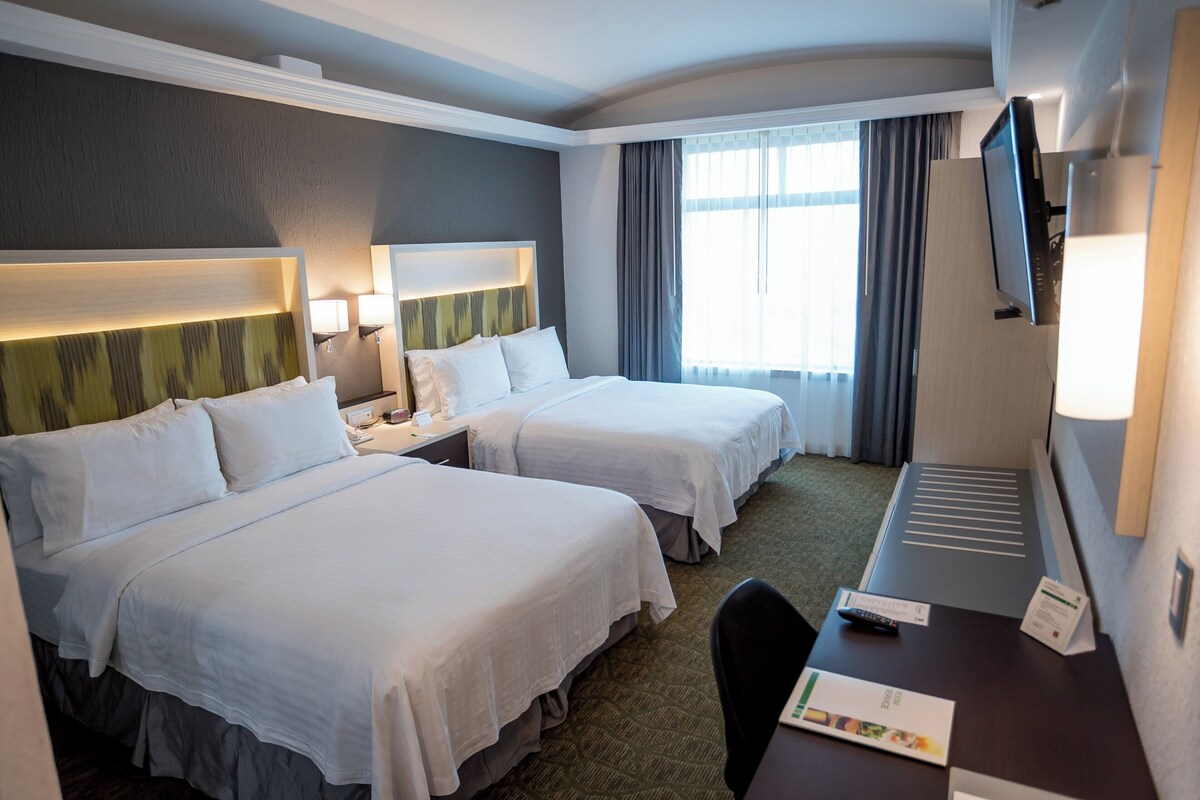 Premium bedding, in-room safe, desk, iron/ironing board