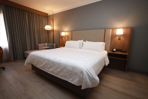 In-room safe, desk, laptop workspace, iron/ironing board - Holiday Inn Durango by IHG (Durango)