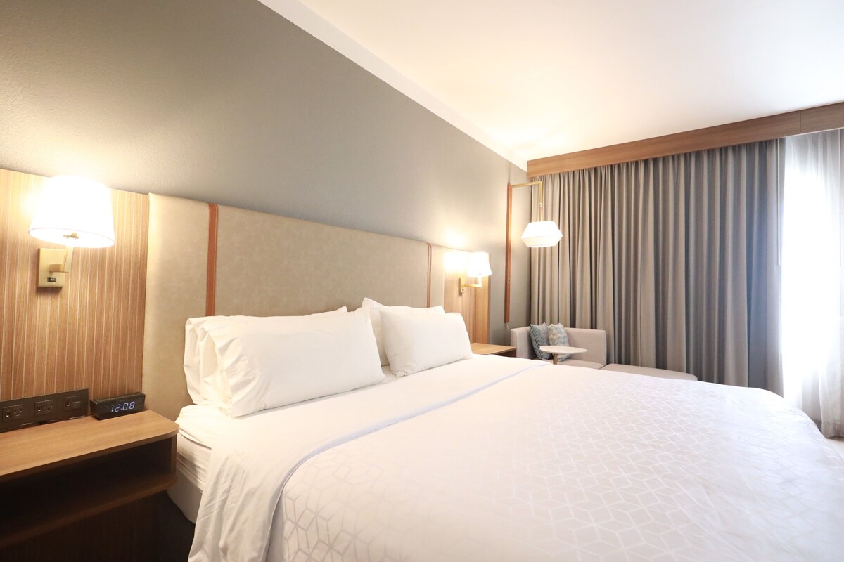 In-room safe, desk, laptop workspace, iron/ironing board