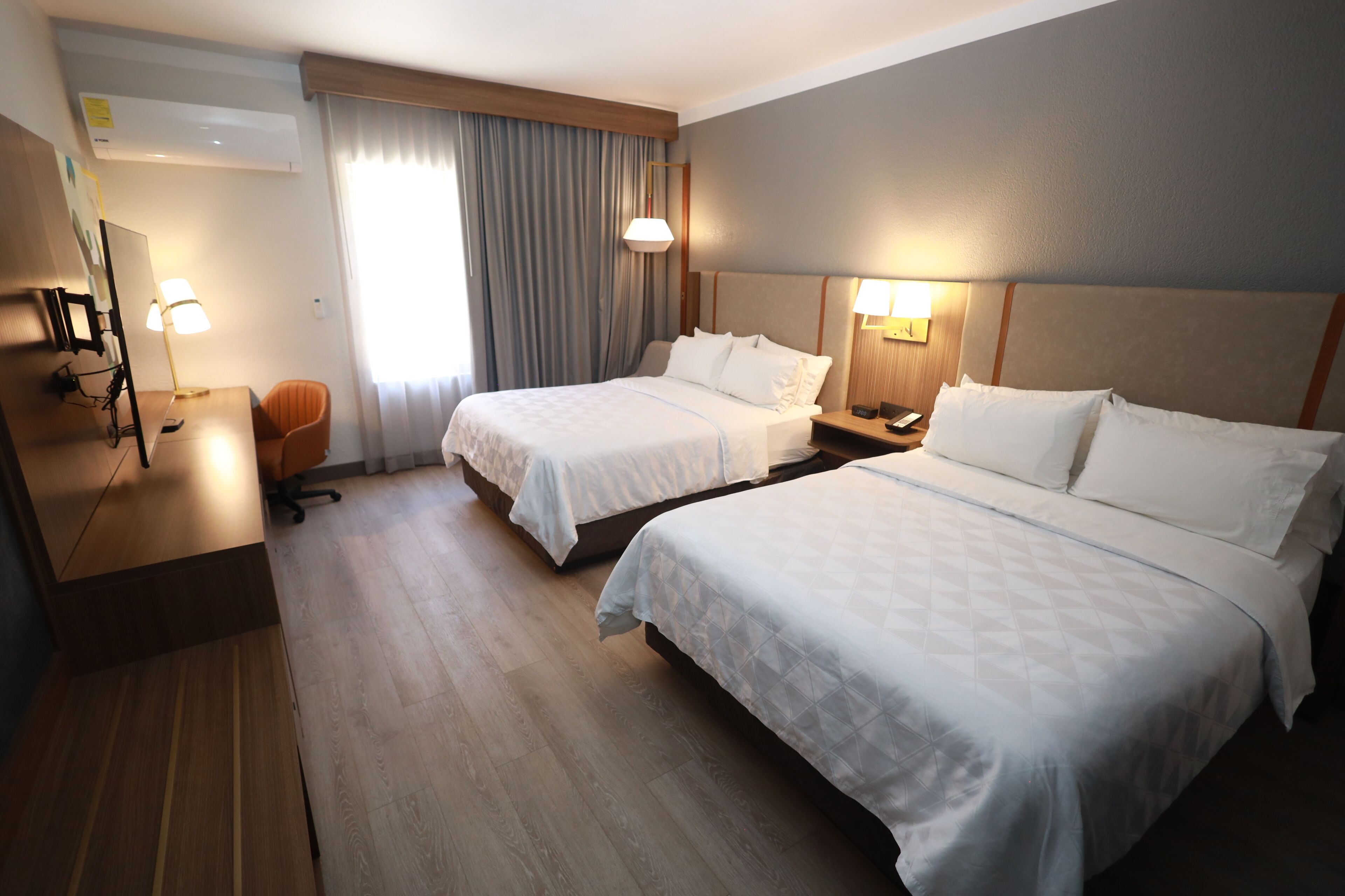 Caja fuerte, escritorio, espacio para trabajar con un portátil