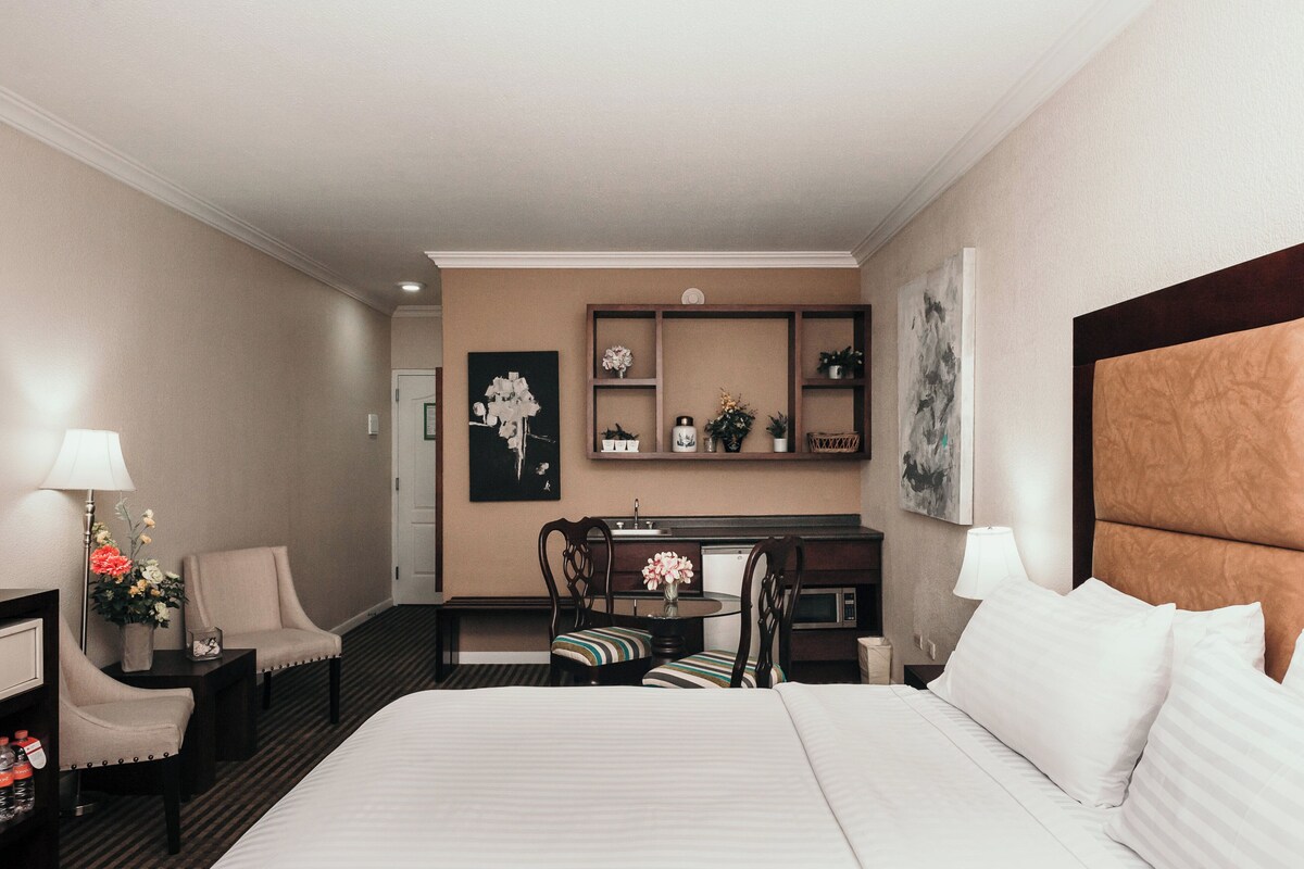Junior Suite, 1 King Bed | In-room safe, desk, laptop workspace, iron/ironing board