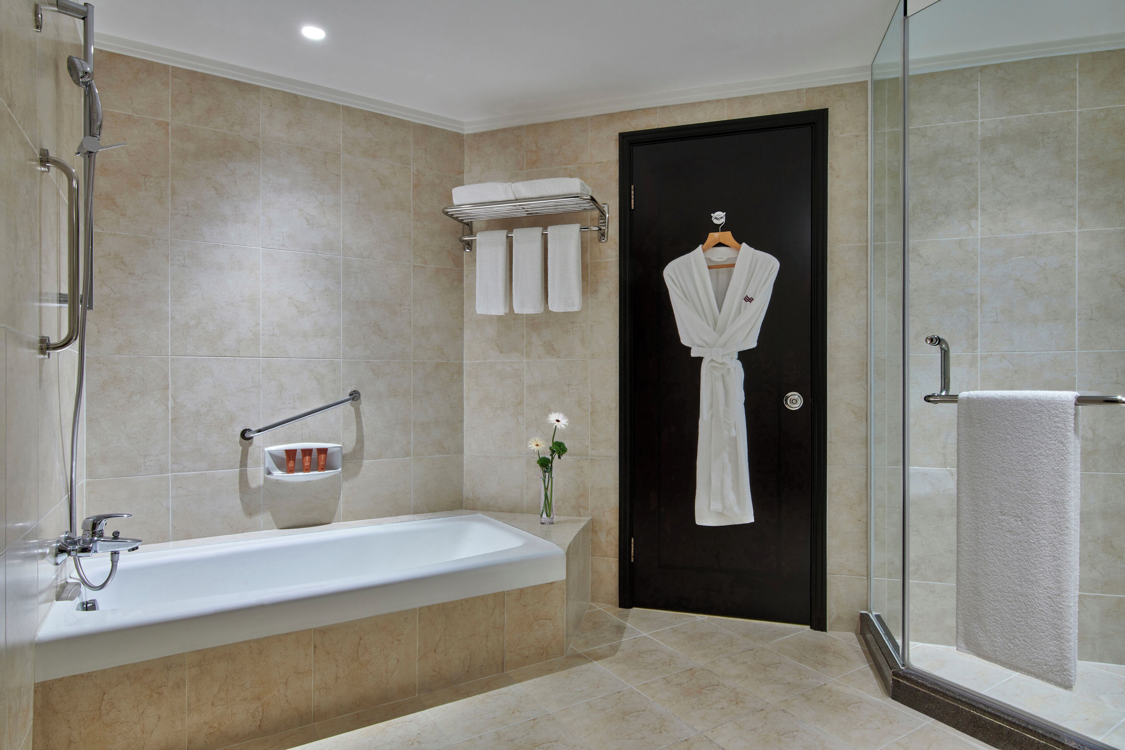 Suite (Living Area) | Kamar mandi | Kombinasi shower/bathtub, pancuran hujan,  dan perlengkapan mandi gratis