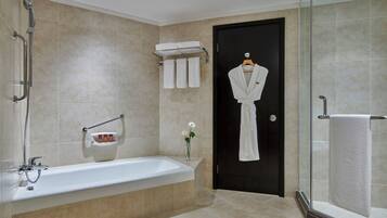 Suite (Living Area) | Kamar mandi | Kombinasi shower/bathtub, pancuran hujan, dan perlengkapan mandi gratis