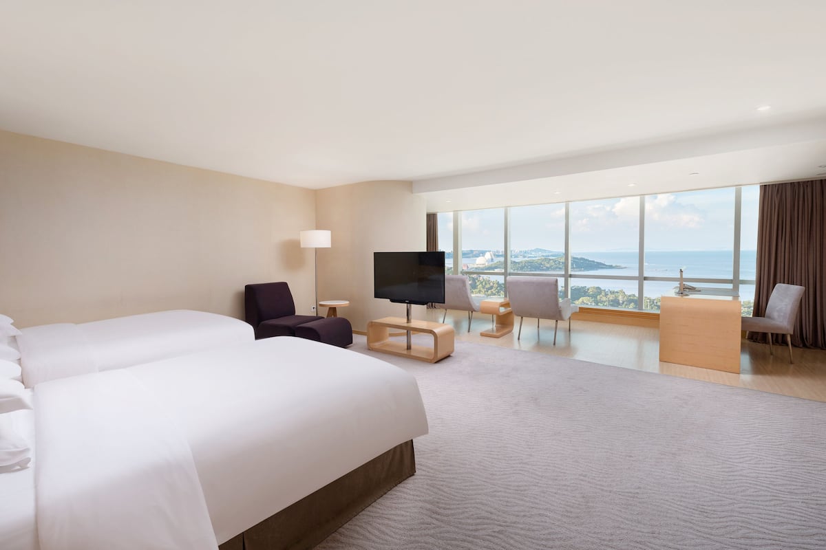 Standardzimmer, 2 Doppelbetten, Zutritt zur Club Lounge, Meerblick | 1 Schlafzimmer, Minibar, Zimmersafe, Schreibtisch