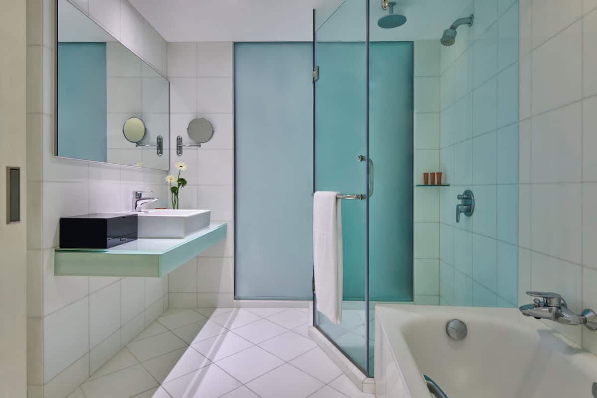 Combined shower/bathtub, rainfall showerhead, free toiletries