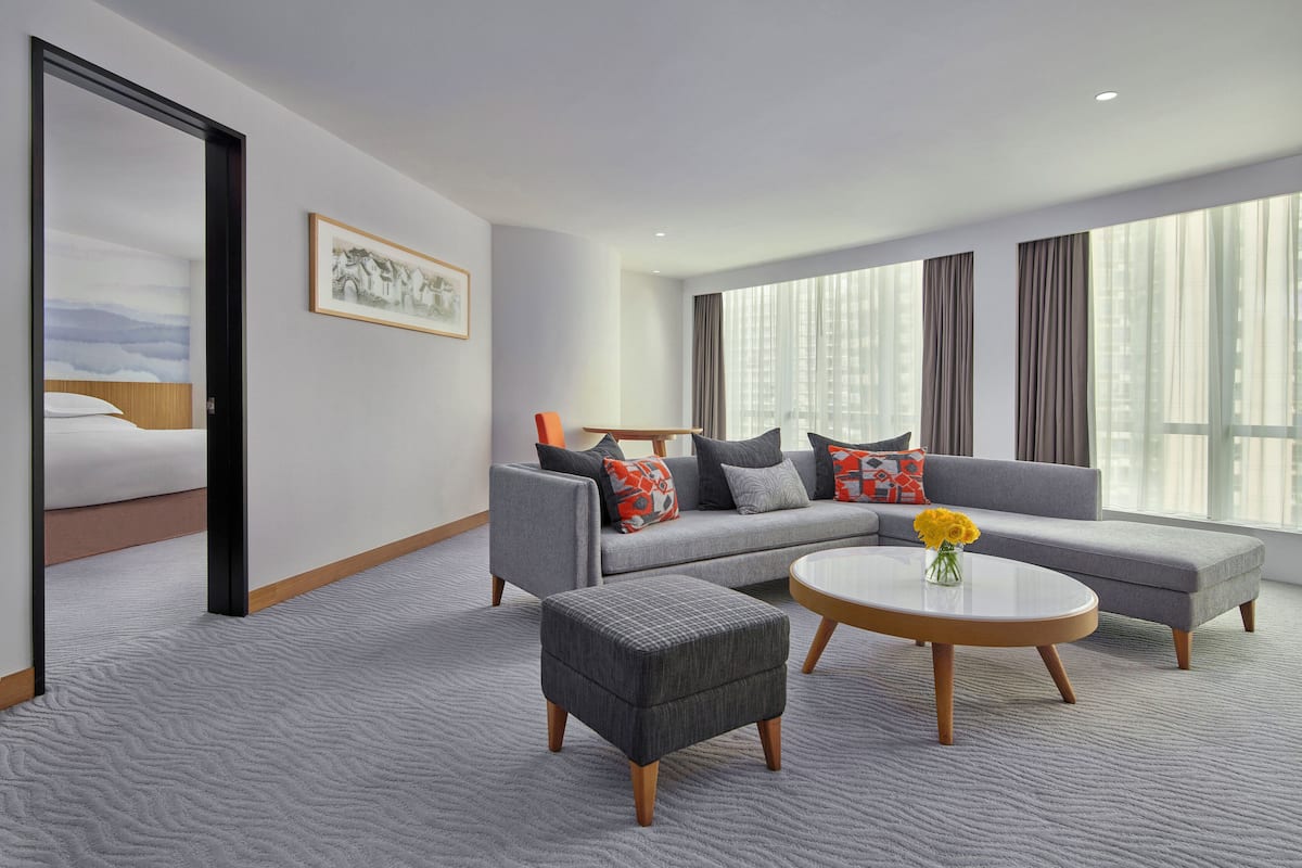 Suite, 1 habitación (Living Area) | Minibar, caja de seguridad en la habitación y escritorio