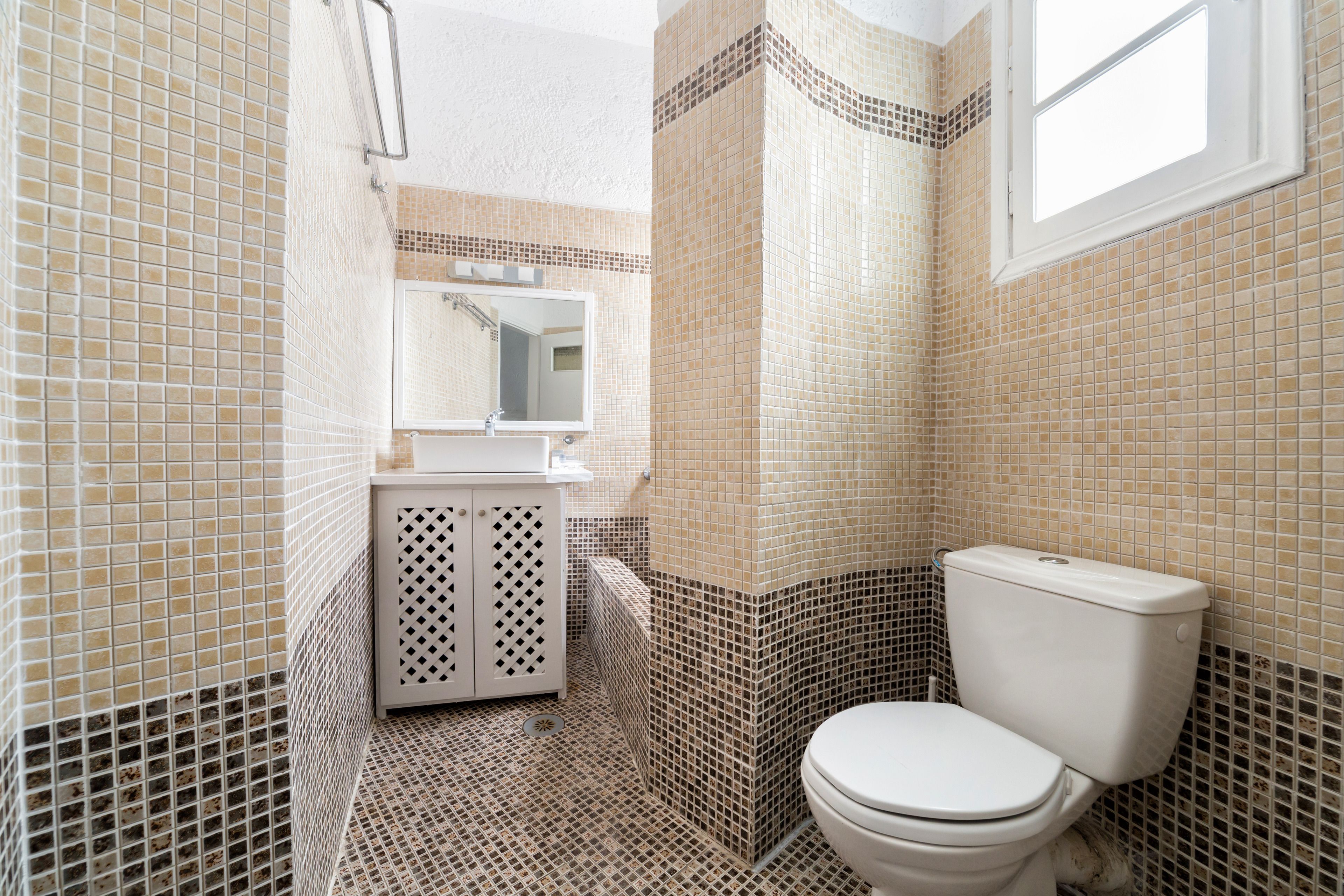 junior suite (caldera view) | bathroom | shower, free toiletries, hair dryer, towels