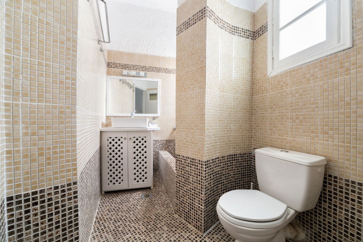 junior suite (caldera view) | bathroom | shower, free toiletries, hair dryer, towels