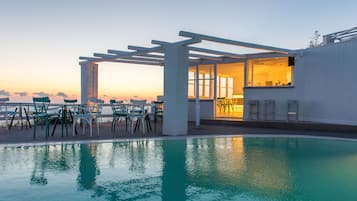 Außenpool, geöffnet von 11:00 Uhr bis 20:00 Uhr, Sonnenschirme