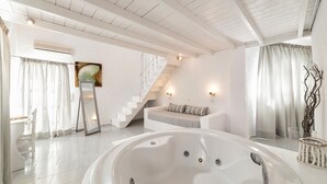 Artemis Suite (Caldera & Sunset View)
