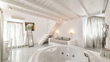 Artemis Suite (Caldera & Sunset View) | In-room safe, free cribs/infant beds, free WiFi, bed sheets