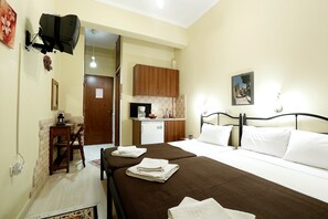Triple Studio  | Desk, free WiFi, bed sheets