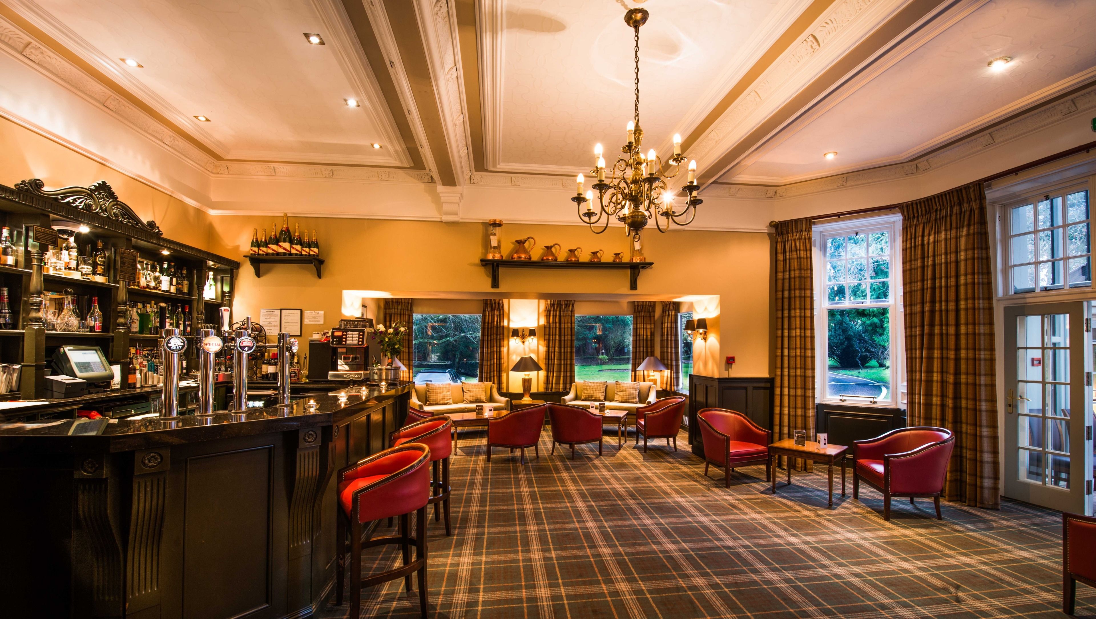 serves breakfast, lunch and dinner