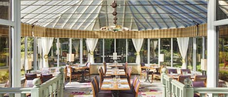 Petit déjeuner et déjeuner servis sur place, spécialités Cuisine locale