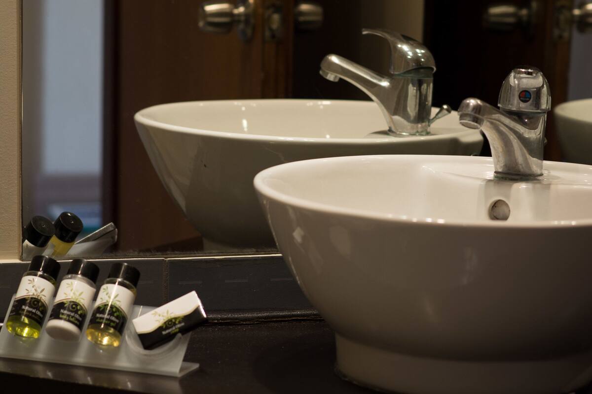 superior triple room | bathroom sink