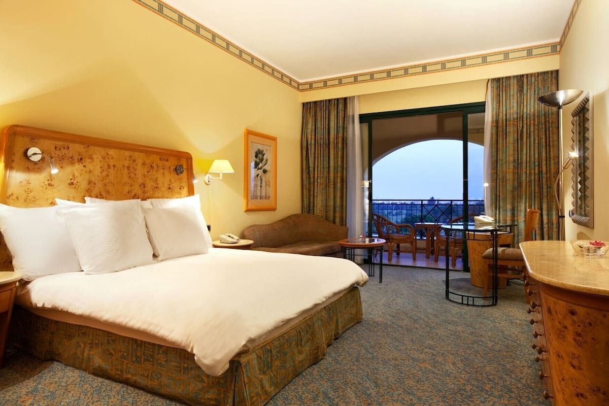 Egyptian cotton sheets, premium bedding, minibar, in-room safe