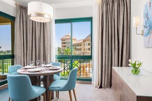 Deluxe Suite, 1 King Bed | Living area