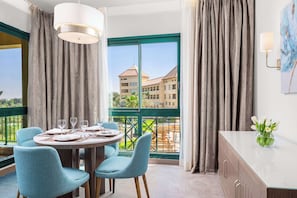 Deluxe Suite, 1 King Bed | Living area