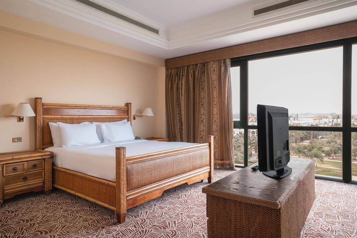 Executive Suite, 1 King Bed (Duplex) | Egyptian cotton sheets, premium bedding, minibar, in-room safe