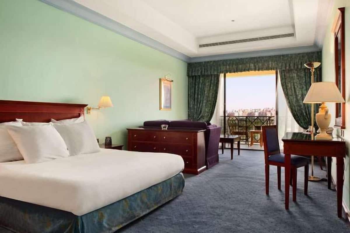Executive Room, 1 King Bed | Egyptian cotton sheets, premium bedding, minibar, in-room safe