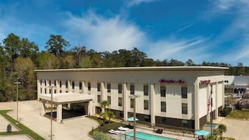 Experience the Hampton Inn's sleek design, featuring a flat roof and symmetrical facade with evenly spaced windows.