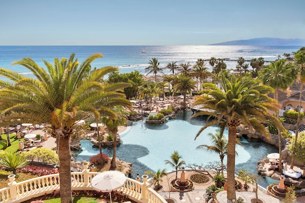 5 outdoor pools, pool umbrellas, pool loungers