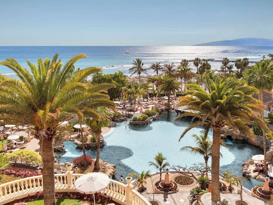 5 piscines extérieures, parasols de plage, chaises longues