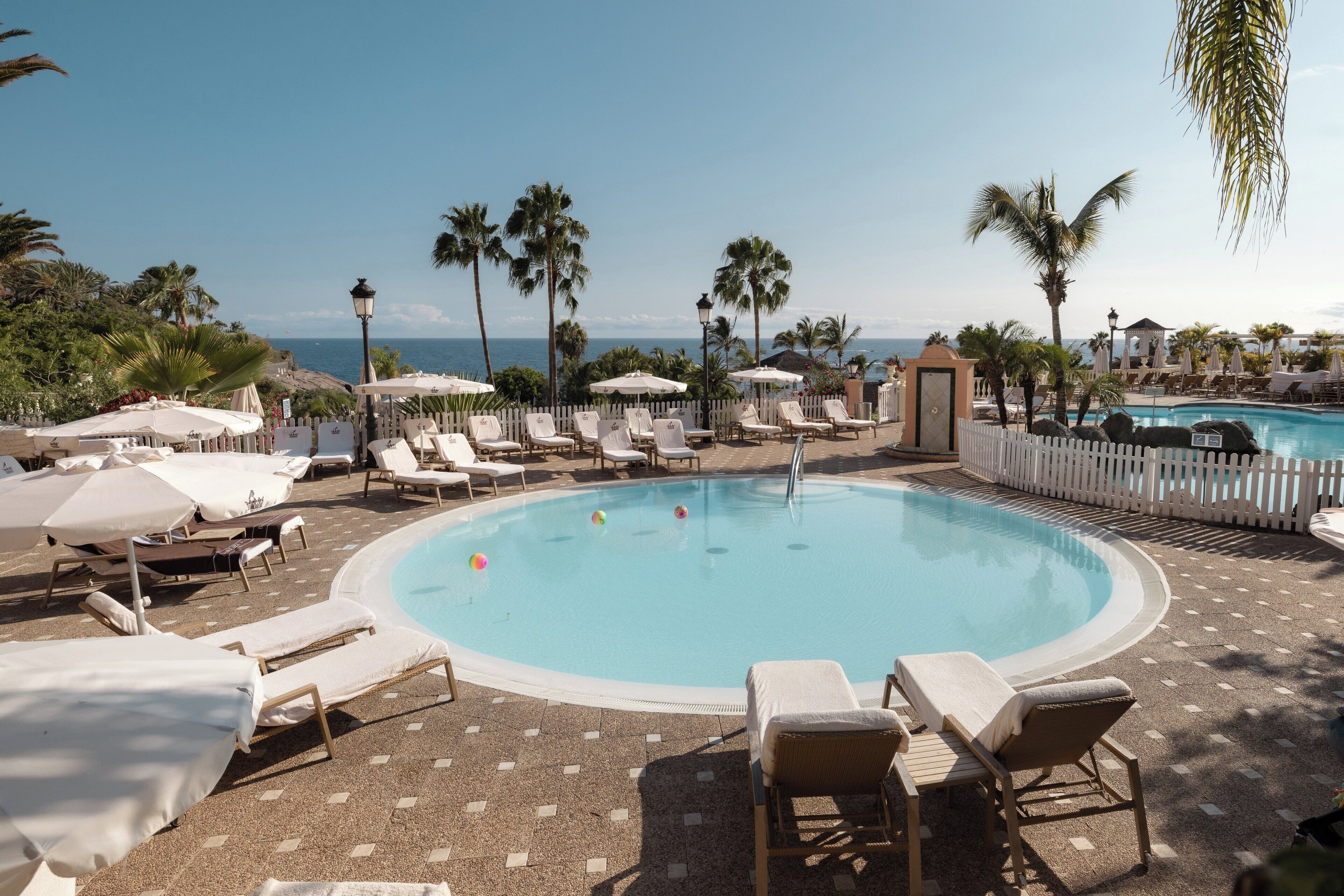 5 outdoor pools, pool umbrellas, sun loungers