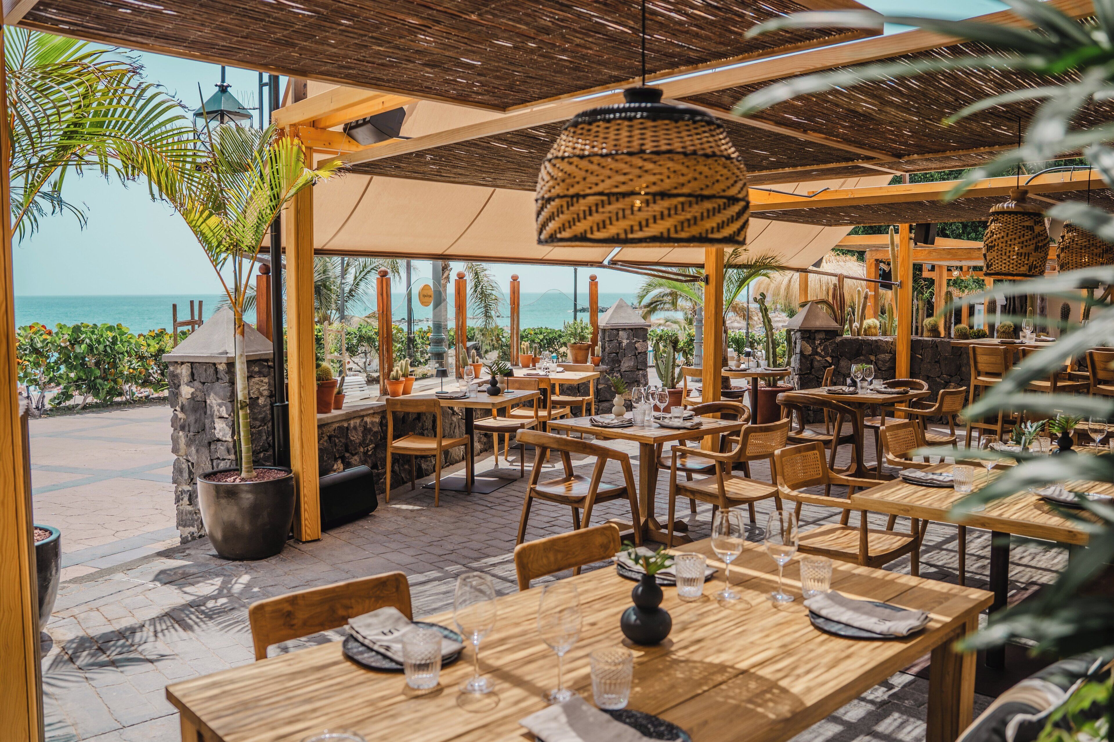 8 restaurants; lunch and dinner served
