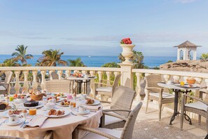 8 restaurants, servant le dîner et le souper; cuisine française