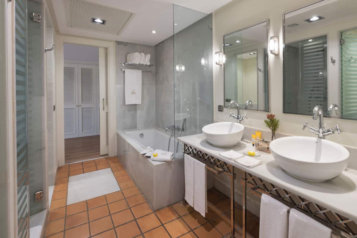 junior suite | 1 bedroom, premium bedding, down duvets, memory-foam beds