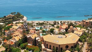 A coastal resort with Mediterranean architecture, a beach, and a pool. - Bahia del Duque (Adeje)