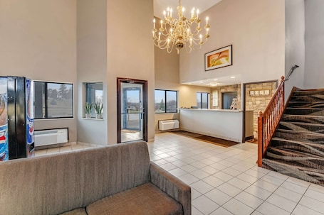 Lobby. Rodeway Inn Red Oak