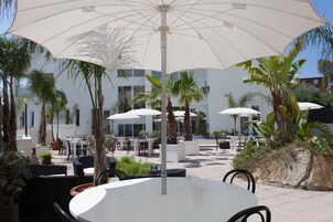 供应早餐、午餐和晚餐，意大利菜