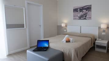 Sengetøy av topp kvalitet, dundyner, minibar og safe på rommet