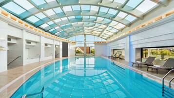 Piscina interna, piscina com cascata