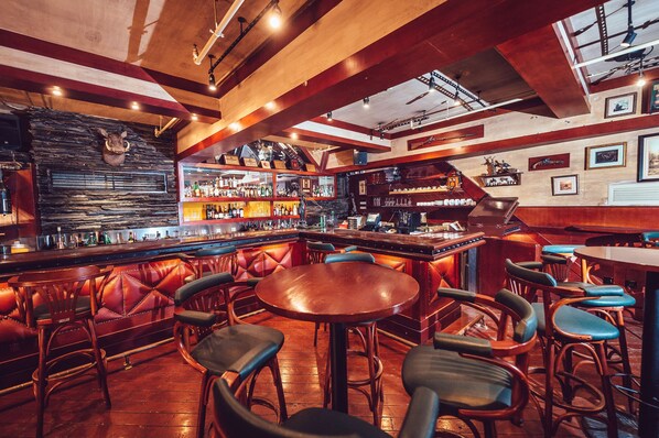 3 bars/lounges, pub