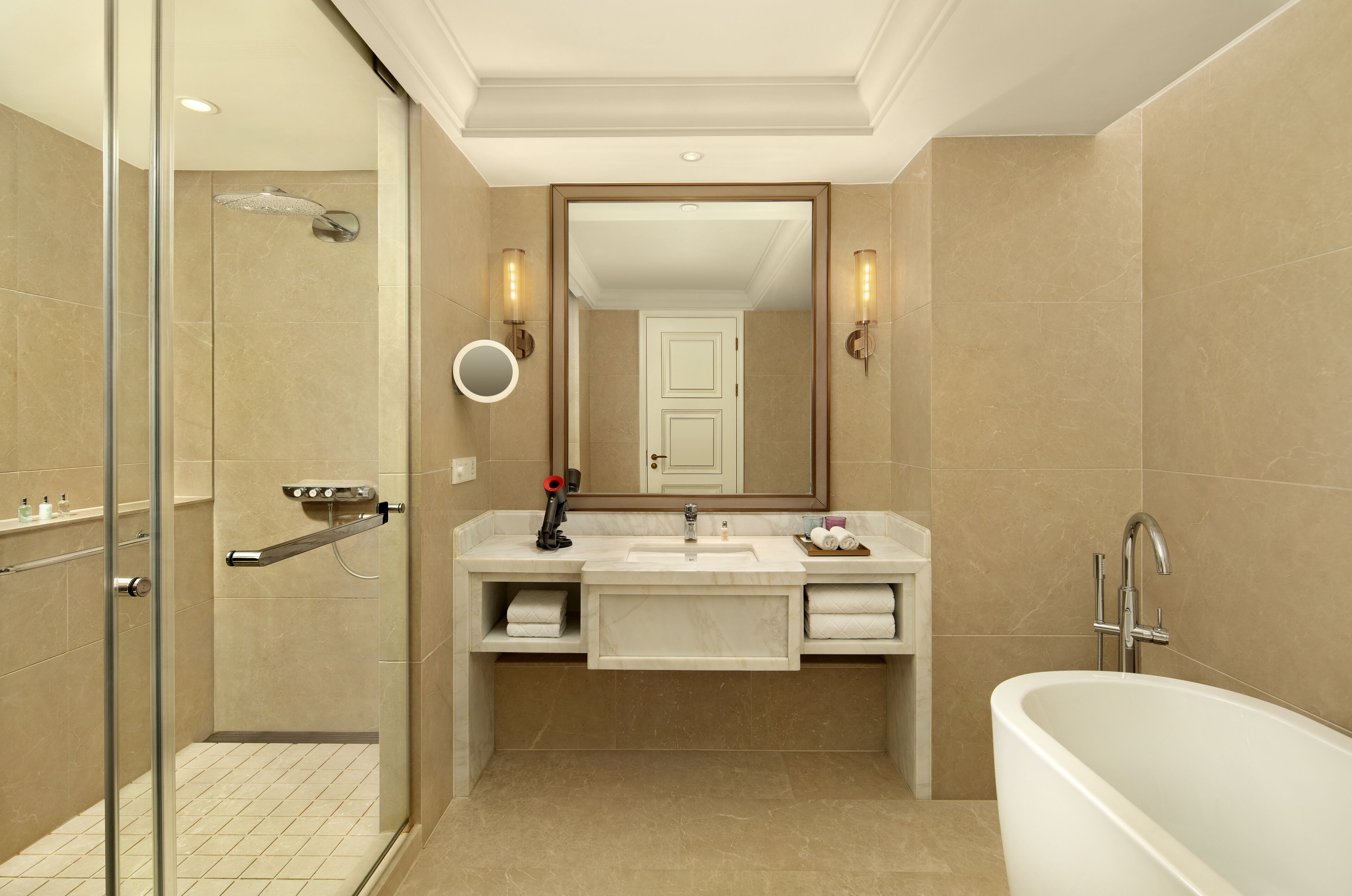 Une salle de bain moderne avec une douche à l’italienne, un lavabo avec un meuble-vasque et une baignoire îlot.
