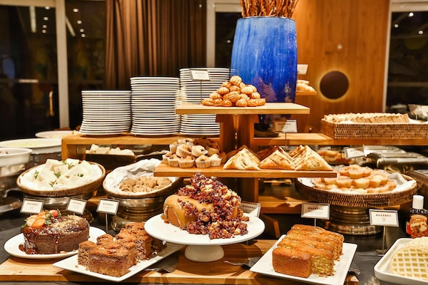 Daily buffet breakfast (BRL 73.45 per person)