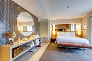 ميني بار وخزنة داخل الغرفة وبديكورات فريدة لكل غرفة ومكتب